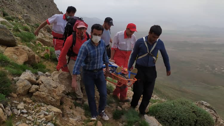نجات فرد سقوط کرده از ارتفاعات بروجن با تلاش نجاتگران کوهستان هلال‌احمر